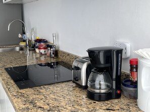 Apartamento | Cocina privada | Frigorífico grande, microondas, placa de cocina y cafetera o tetera