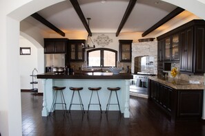 ثلاجة، ميكروويف، فرن، موقد طهي مسطح