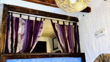 Quarto triplo clássico | Cofres nos quartos, cortinas blackout, Wi-Fi de cortesia