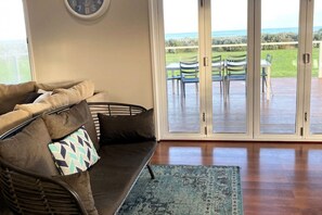 TV - Sandy Bottoms Beach Escape (Eight Mile Creek)