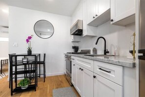 Mikrowelle, Herdplatte, Wasserkocher mit Kaffee-/Teezubehör