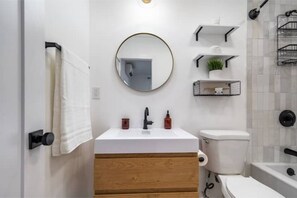 Shower - Modern Studio in Los Angeles (Los Angeles)