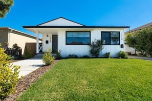 Exterior - Modern Studio in Los Angeles (Los Angeles)