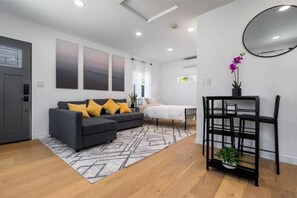 1 bedroom, WiFi - Modern Studio in Los Angeles (Los Angeles)
