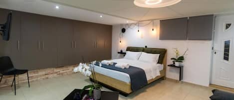 1 bedroom, in-room safe, iron/ironing board, free WiFi