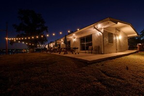 Outdoor dining - #6 The Point - Double Bed Room (Hot Springs)