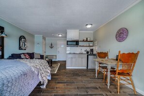 1 bedroom - #14 The Cove - King Room (pet-friendly) (Hot Springs)