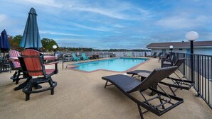 A poolside area with lounge chairs, a table, and umbrellas. - #15 The Cove - Double Bed Room (pet-friendly) (Hot Springs)