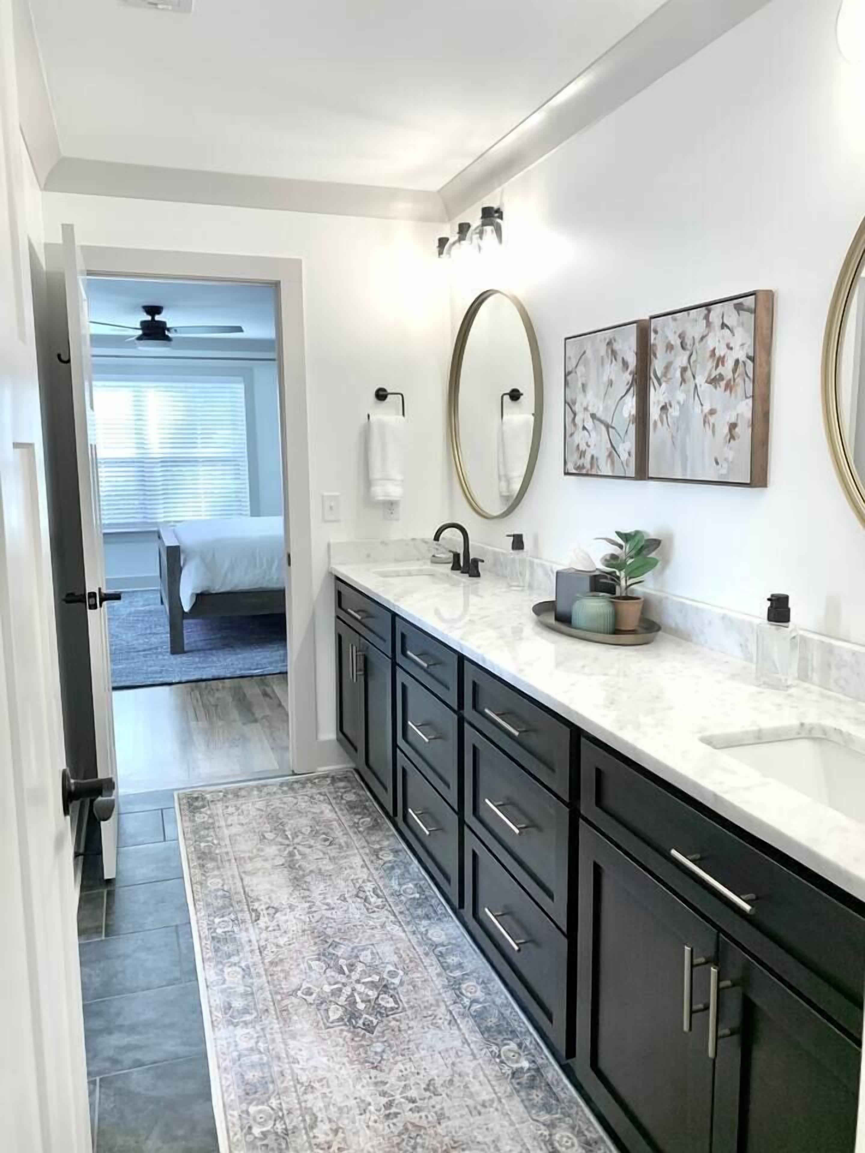 5 bedrooms, desk, iron/ironing board, travel cot