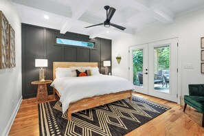 5 chambres, bureau, fer et planche à repasser, lit parapluie