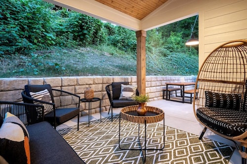 Northshore Urban Hive - Spacious House with EV Charging