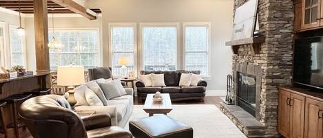 スマートテレビ、暖炉、DVD プレーヤー、書庫