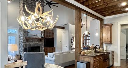 Hidden Gem Lakeside Retreat w/Private Dock & Slip