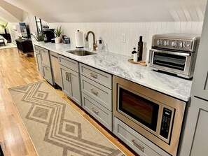 Mikrobølgeovn, kokeplater, oppvaskmaskin og kaffetrakter/tekoker