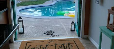 Een buitenzwembad, een verwarmd zwembad