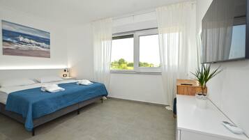 4 bedrooms, iron/ironing board, Internet, bed sheets
