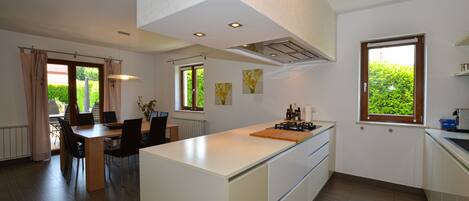 Een koelkast, een magnetron, een oven, een kookplaat