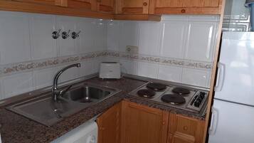 Een koelkast, een magnetron