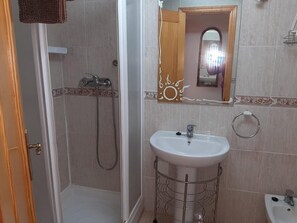 Hårføner, håndklær, såpe og toalettpapir