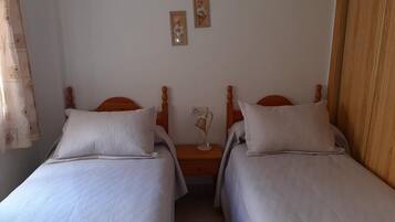 2 slaapkamers, een strijkplank/strijkijzer, beddengoed