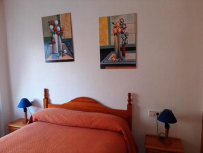 2 makuuhuonetta, silitysrauta/-lauta, vuodevaatteet