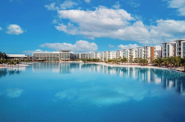 Una piscina al aire libre, una piscina climatizada