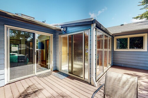 Pleasant home in Waldport with garden, inviting deck & sunroom