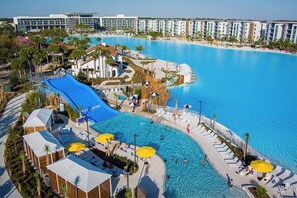 Una piscina al aire libre, una piscina climatizada