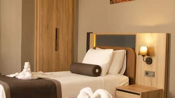 Comfort Triple Room | Individually decorated, individually furnished, desk, laptop workspace