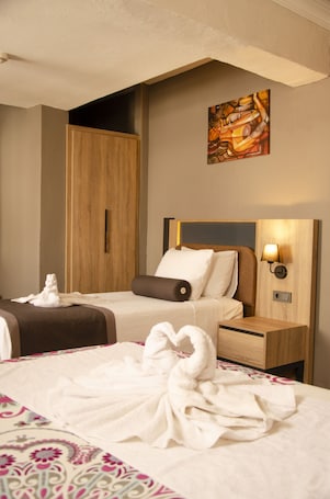 Comfort Triple Room | Individually decorated, individually furnished, desk, laptop workspace