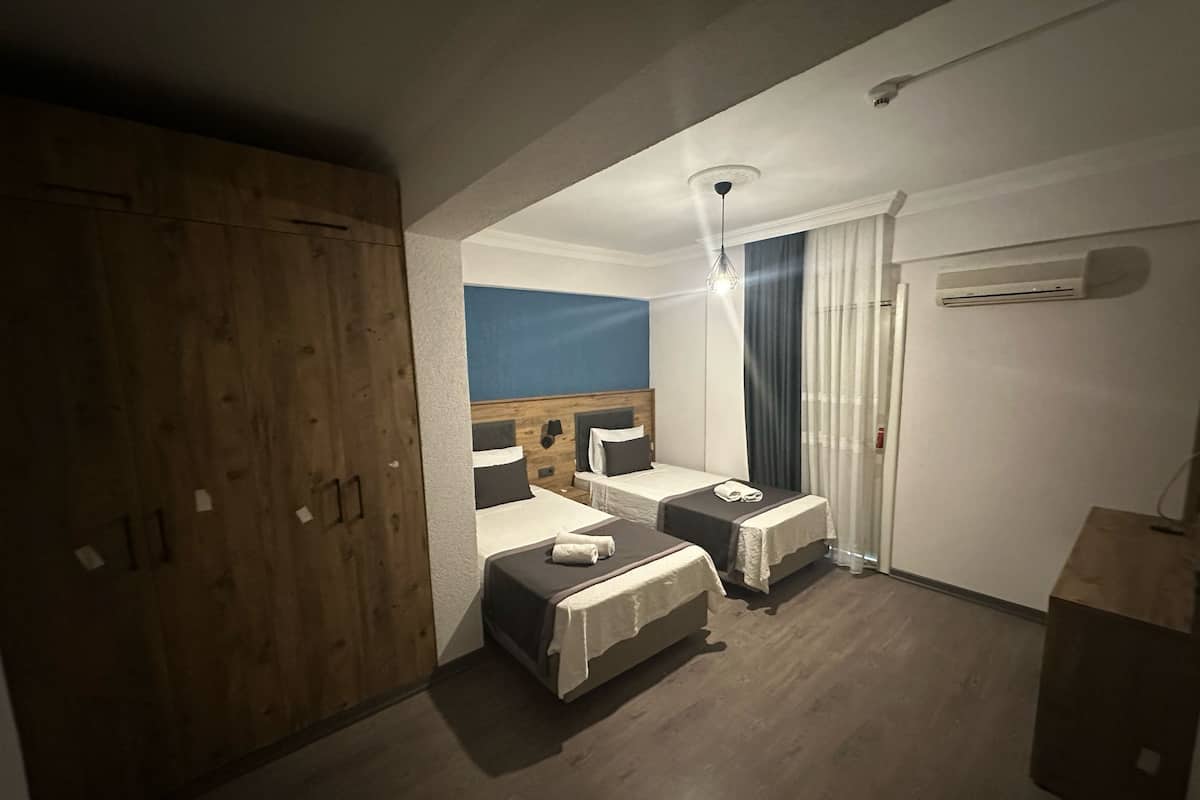 Economy Twin Room | Individually decorated, individually furnished, desk, laptop workspace