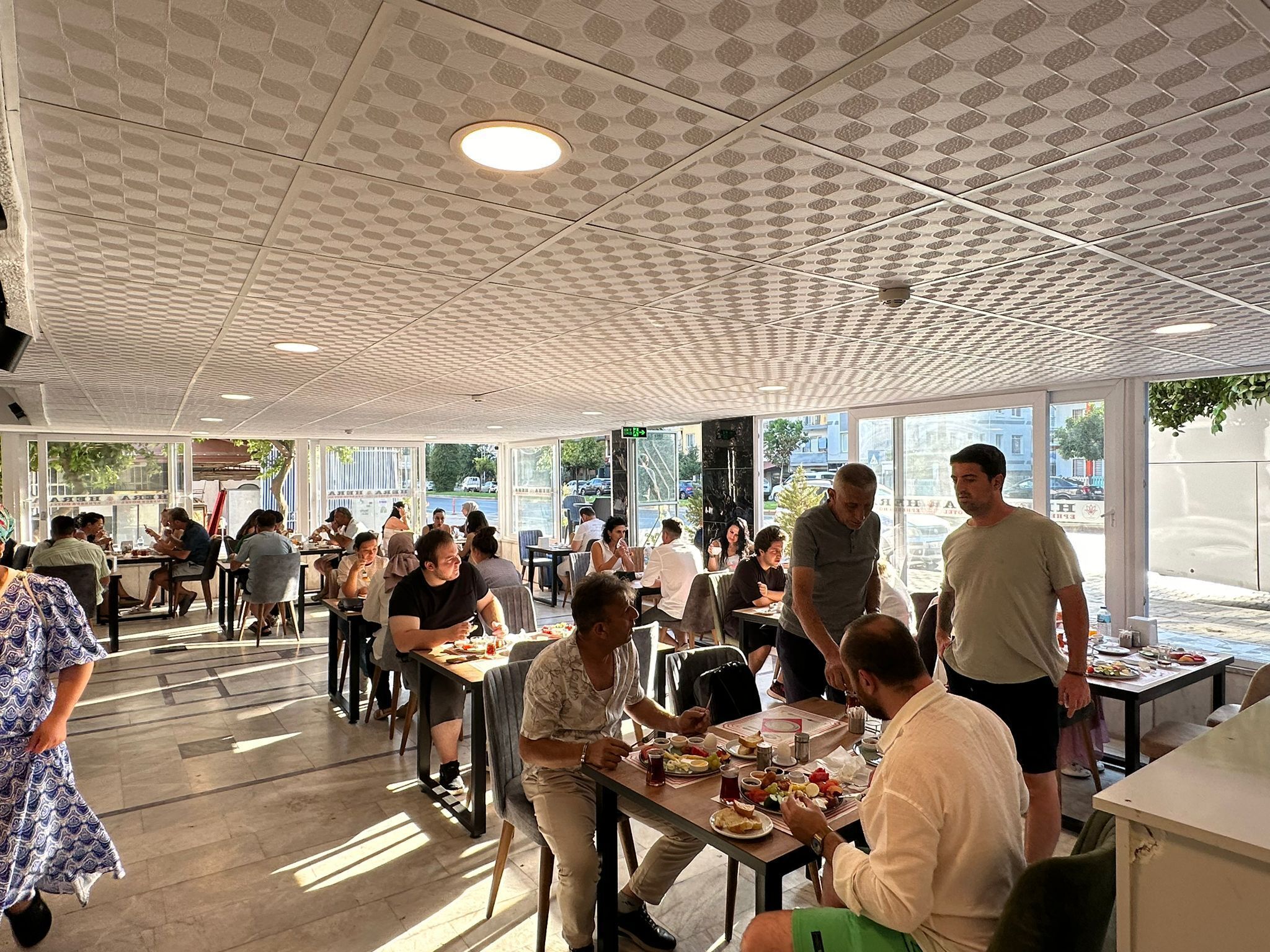 Petit déjeuner buffet (10 EUR par personne)