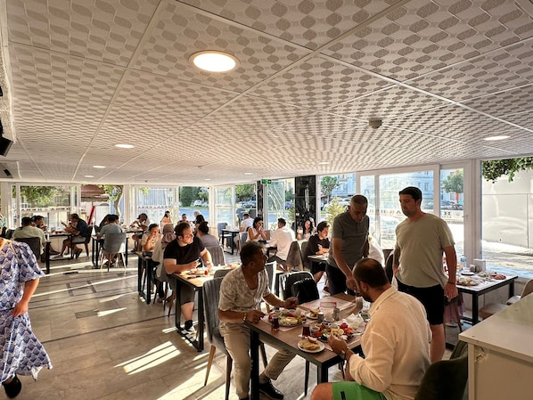 Petit déjeuner buffet (10 EUR par personne)