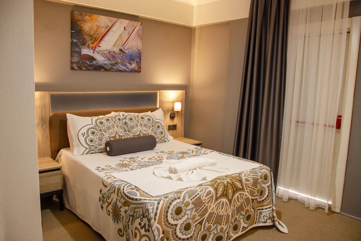 Comfort Double Room, Balcony | Individually decorated, individually furnished, desk, laptop workspace
