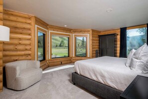 4 bedrooms, desk, iron/ironing board, free WiFi