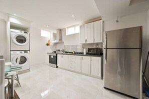 Kylskåp, mikrovågsugn, ugn och spishäll