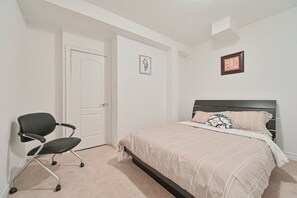 1 slaapkamer, een kluis op de kamer, een bureau