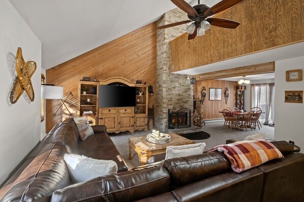 Televisión y chimenea 