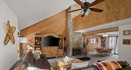 Townhouse 2 miles from Mount Snow w/ Fireplace!