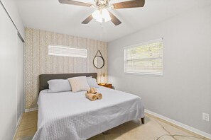 3 bedrooms, desk, iron/ironing board, free WiFi - The Gator Getaway- Huge Backyard (Gainesville)