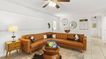 Smart TV, mesa de pingue-pongue, aparelho de som