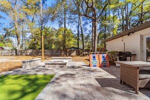 Outdoor dining - The Gator Getaway- Huge Backyard (Gainesville)