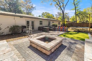 Terrace/patio - The Gator Getaway- Huge Backyard (Gainesville)