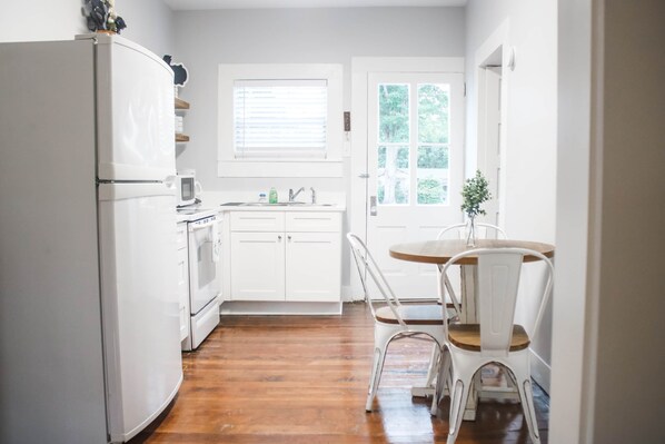 Fridge, microwave, oven, stovetop - Blueberry Manor - Poplar Suite (Poplarville)