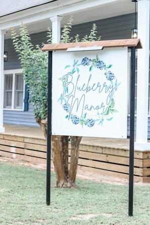 Property grounds - Blueberry Manor - Poplar Suite (Poplarville)