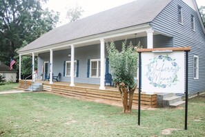 Exterior - Blueberry Manor Pearl Suite (Poplarville)