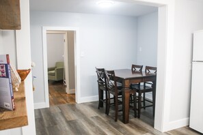 Dining - Blueberry Manor Pearl Suite (Poplarville)