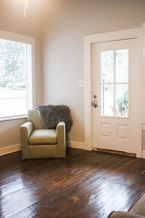 Interior - Blueberry Manor Pearl Suite (Poplarville)