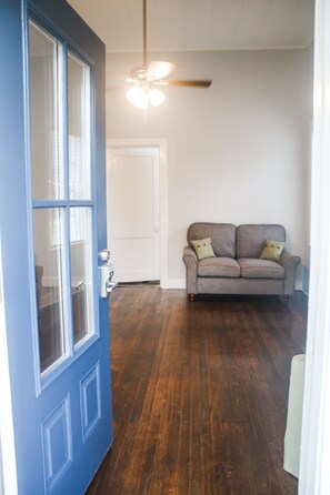 Living area - Blueberry Manor Pearl Suite (Poplarville)