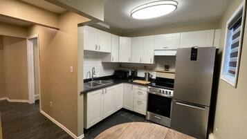 Een koelkast, een magnetron, een oven, een kookplaat